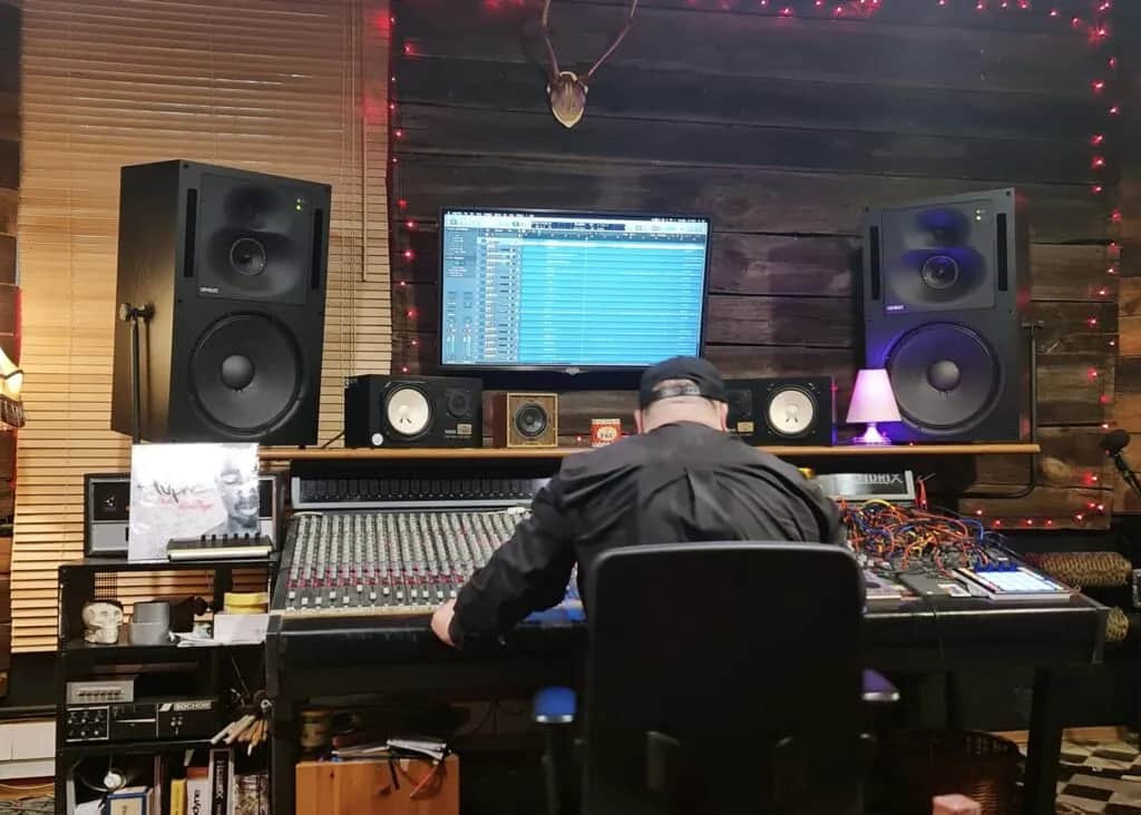 Najlepsi producenci muzyczni w Polsce: kto stoi za hitami?