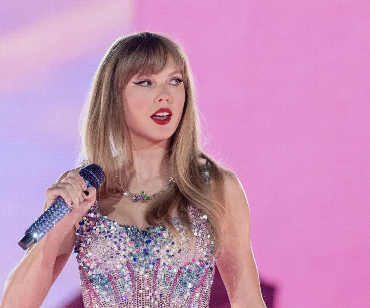 Ile naprawdę ma lat Taylor Swift? Zaskakujące fakty o jej wieku!