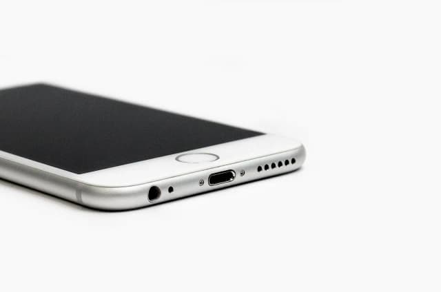 Na jakie parametry zwrócić uwagę, wybierając smartfona? Wskazówki