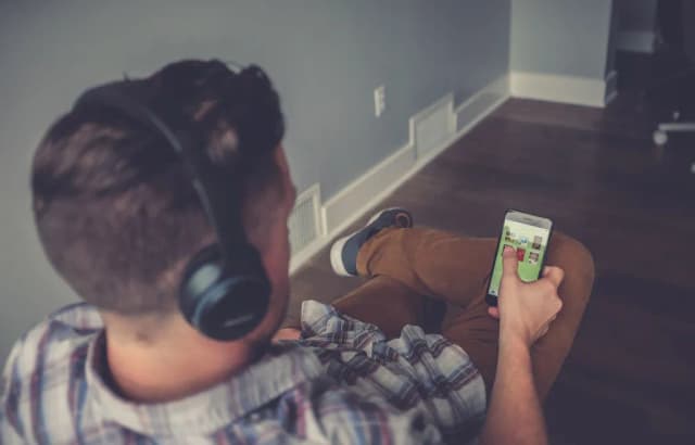 Jak wybrać idealny audiobook? Poradnik dla początkujących