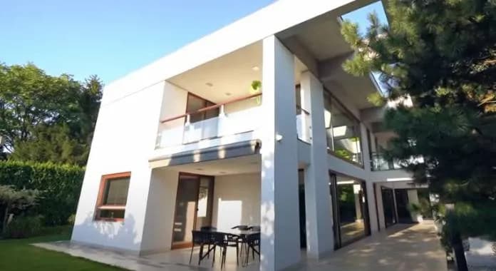 Gdzie mieszka Friz? Oto luksusowy dom Karola Wiśniewskiego pod Krakowem